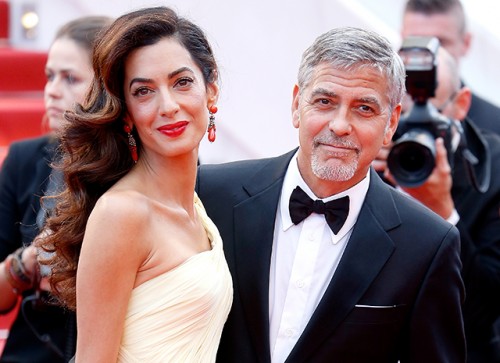 Джордж и Амаль Клуни пораздавали пассажирам самолета наушники с шумоподавлением