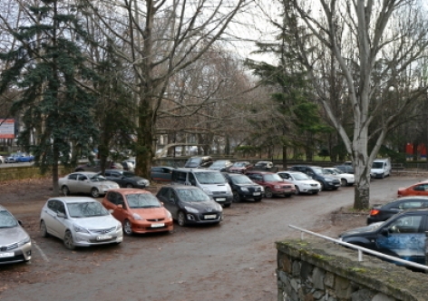 Парковка около Замка пионеров в Симферополе официально станет платной