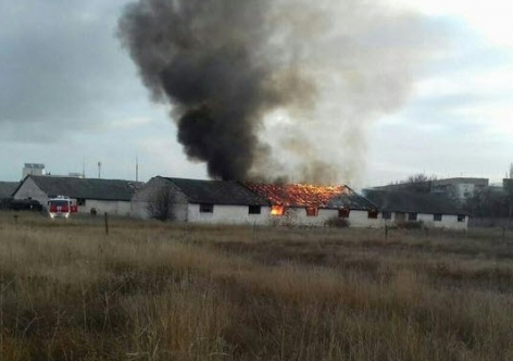 В Крыму сгорел заброшенный военный склад