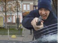 «Разбил лобовое стекло и грозил пистолетом»: в Киеве неадекватный полицейский напал на жителей нашей планеты(видео)