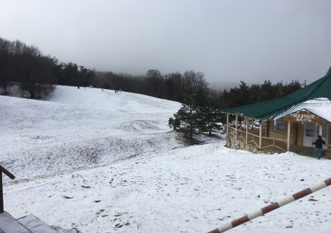 Снег на Ай-Петри и Ангарском перевале - для санок пойдет, а для лыж малюсенько [фото, прогноз погоды]