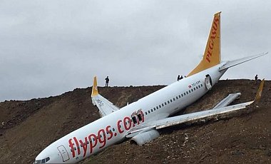 В Турции пассажирский самолет выкатился за взлетную полосу: фото