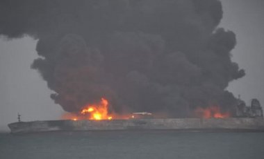 Пламенеющий недельку танкер с нефтью затонул у берегов Китая