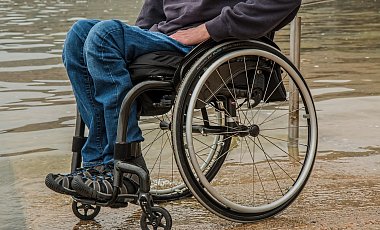 Порошенко подписал закон о отказе от понятия "инвалид"