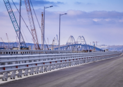 На Крымском мосту начали устанавливать огораживание и фонари [фото]