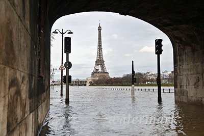 Из-за наводнения в Париже закрыли экспозиции Лувра и Музея Орсе