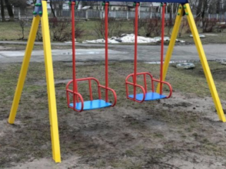 В Василькове установили ребяческие площадки, которые пренебрегали закрепить