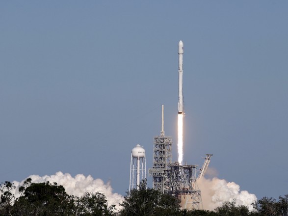 SpaceX выполнила пуск ракеты Falcon 9 со спутником связи