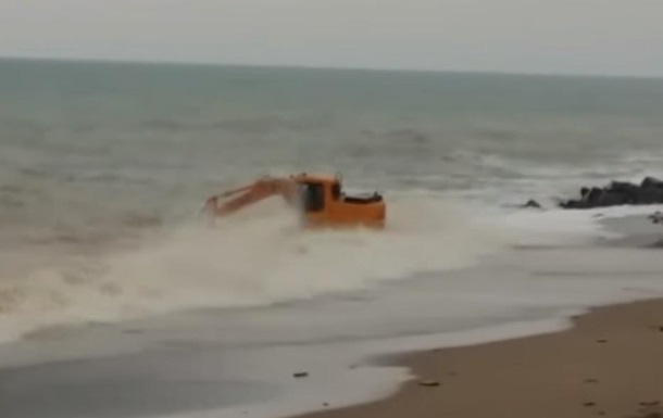 В сети обсуждают крымский экскаватор в штормящем море