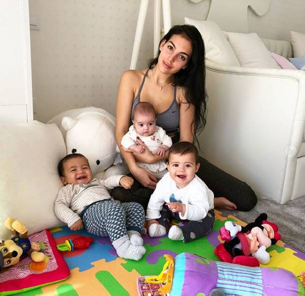 Джорджина Родригес старается уделять однообразное время троим младшим детям Криштиану Роналду