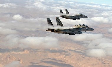Израиль опосля сбитого истребителя нанес новейшие авиаудары по Сирии