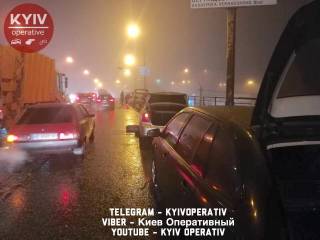 Наиболее 10-ка каров остались без колес на Шулявском мосту в Киеве
