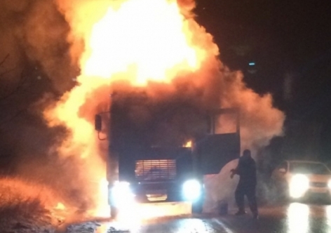 В Крыму сгорел грузовик, а женщина на иномарке протаранила столб [фото]
