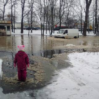 Одна из улиц Киева перевоплотился в озеро. Вода сорвала асфальт и залила проезжую часть