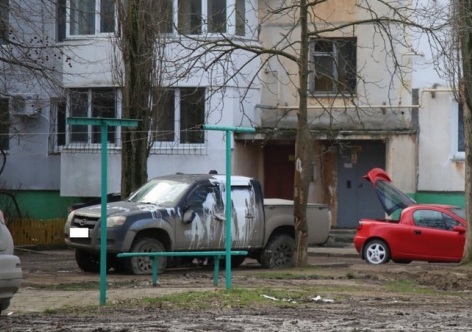В Крыму безызвестные искалечили припаркованную во дворе машинку [фото]