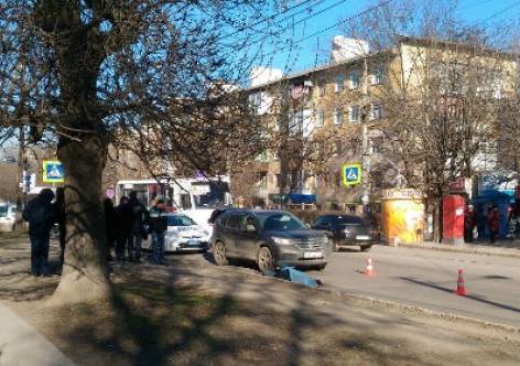 В Симферополе мужчина умер под колесами внедорожника