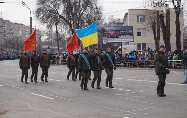 В Кривом Роге полковника отстранили за флаги СССР на параде