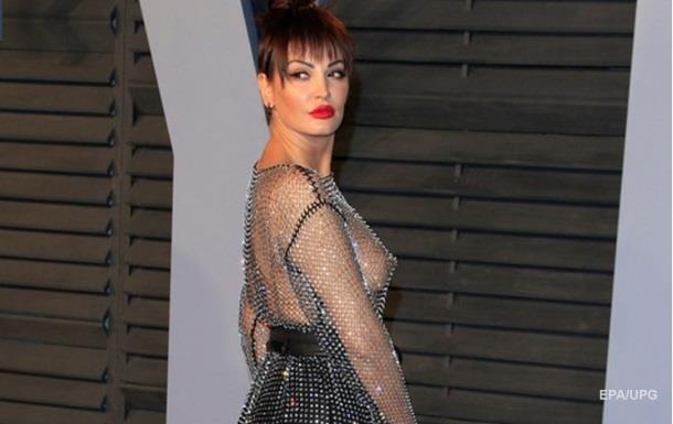 Певица пришла на вечеринку Оскара в "голом" платье