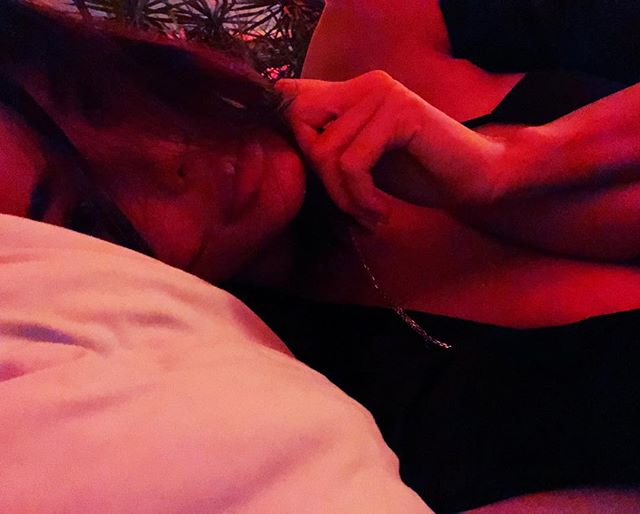 22-летняя Анастасия Решетова показала сексуальные изгибы в постели