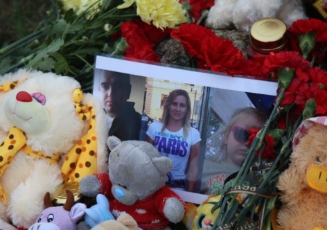 Убийца крымской семьи признал вину, к месту катастрофы несут цветочки и игрушки [фото]