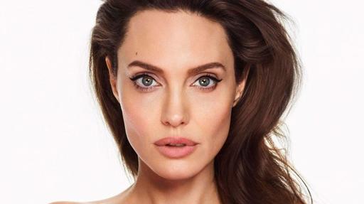 Анджелина Джоли не заводила роман опосля развода с Брэдом Питтом