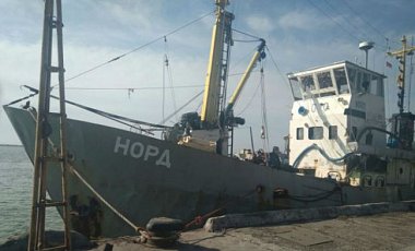 Трибунал арестовал задержанное в Азовском море судно из Крыма