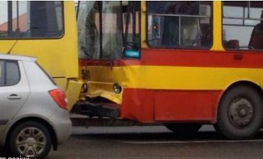 ДТП с ролью маршрутки и троллейбуса во Львове: 7 пострадавших