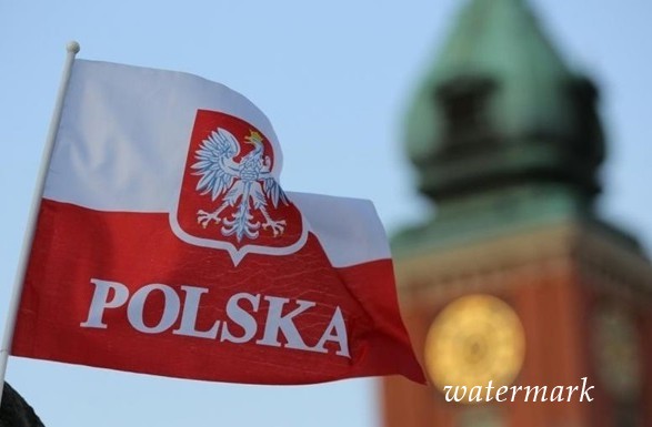 Польша вручила нотку протеста из-за сожжения польского флага под посольством в Киеве