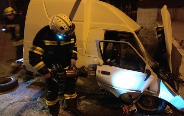 Авто влетело в отбойник в Мариуполе: двое погибших