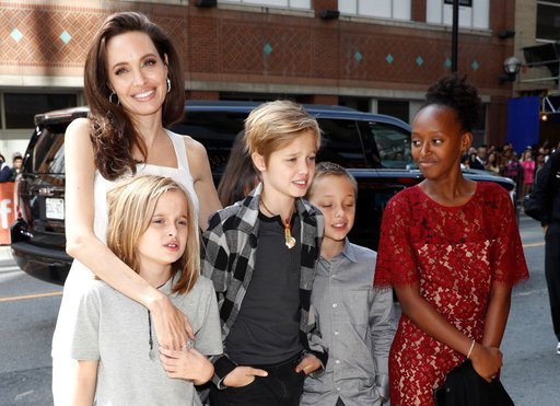 Анджелина Джоли попросила деток отрешиться от Брэда Питта