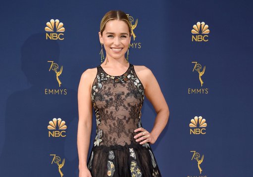 Эмилия Кларк возникла на Emmy-2018 в платьице с «голым» лифом